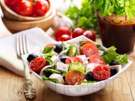 Зелена салата с чери домати, сирене, маслини и лук - снимка на рецептата